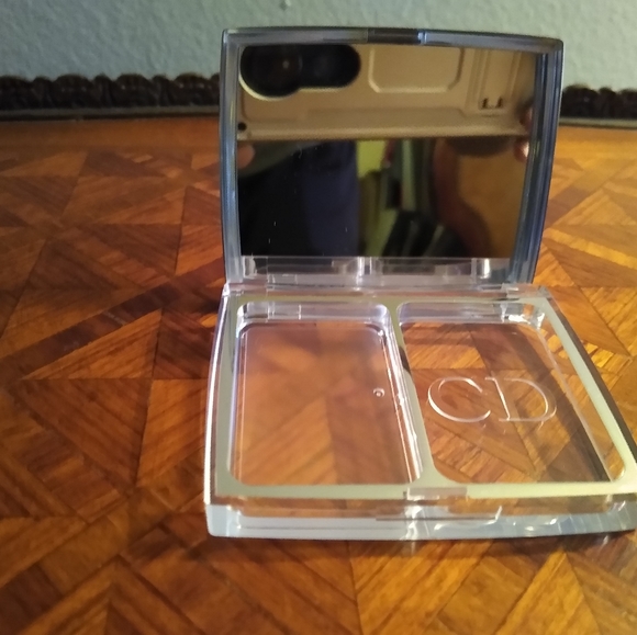 NEW. Christian Dior Silver mirrored compact case. - Picture 6 of 6